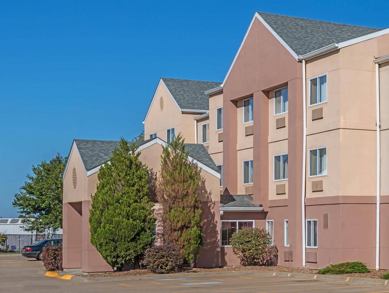 Hotel Baymont By Wyndham Salina Extérieur photo