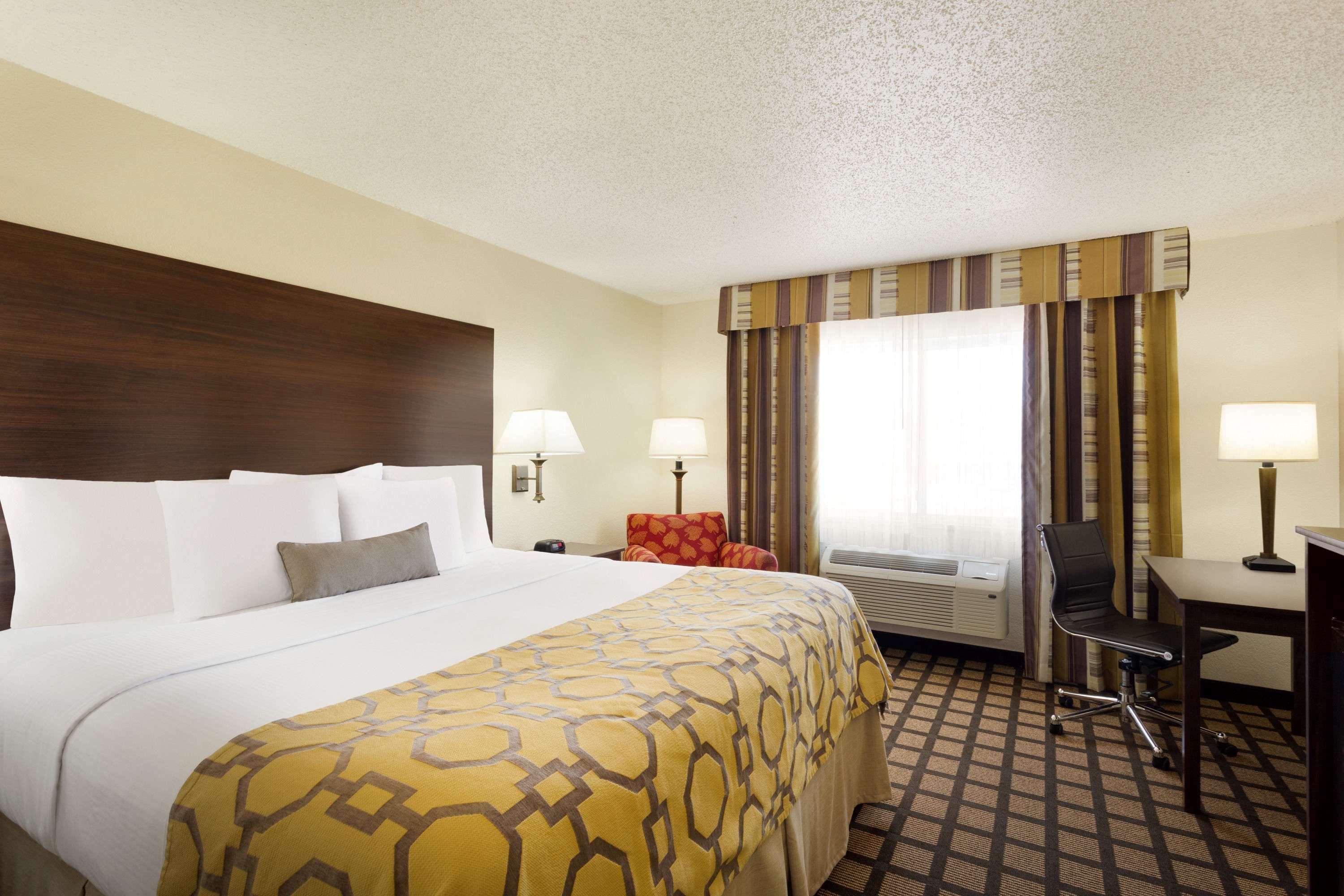 Hotel Baymont By Wyndham Salina Extérieur photo