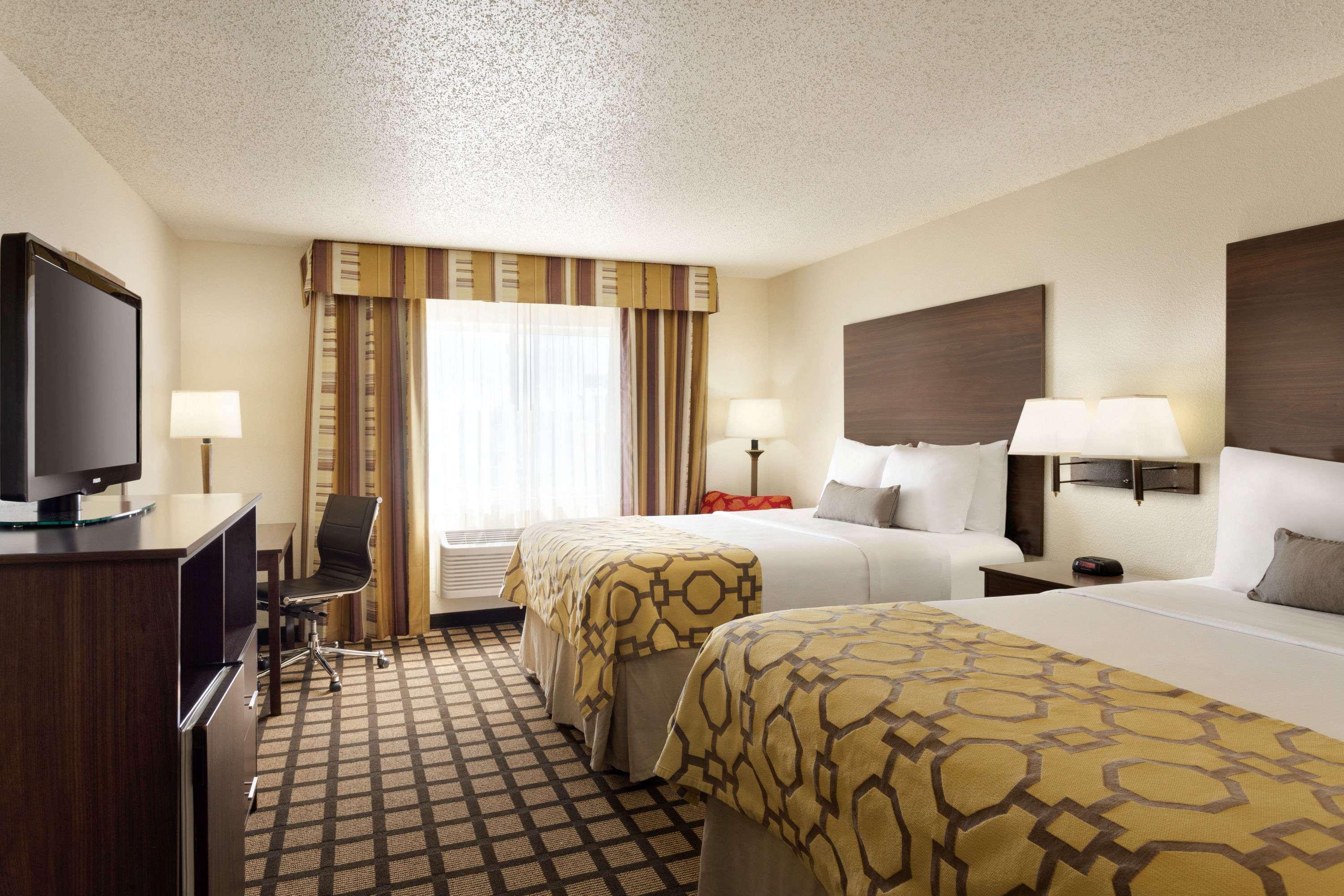 Hotel Baymont By Wyndham Salina Extérieur photo