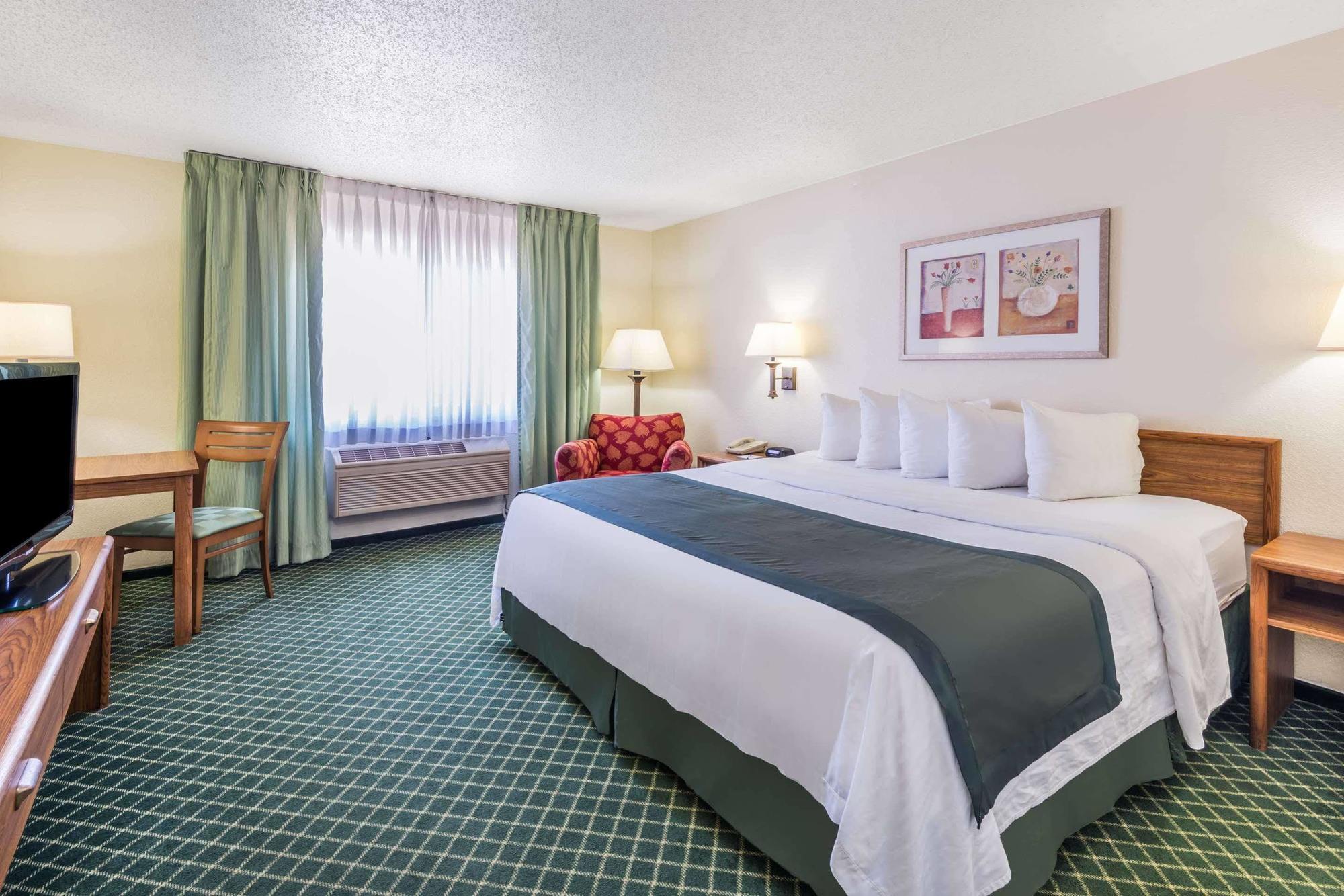 Hotel Baymont By Wyndham Salina Extérieur photo