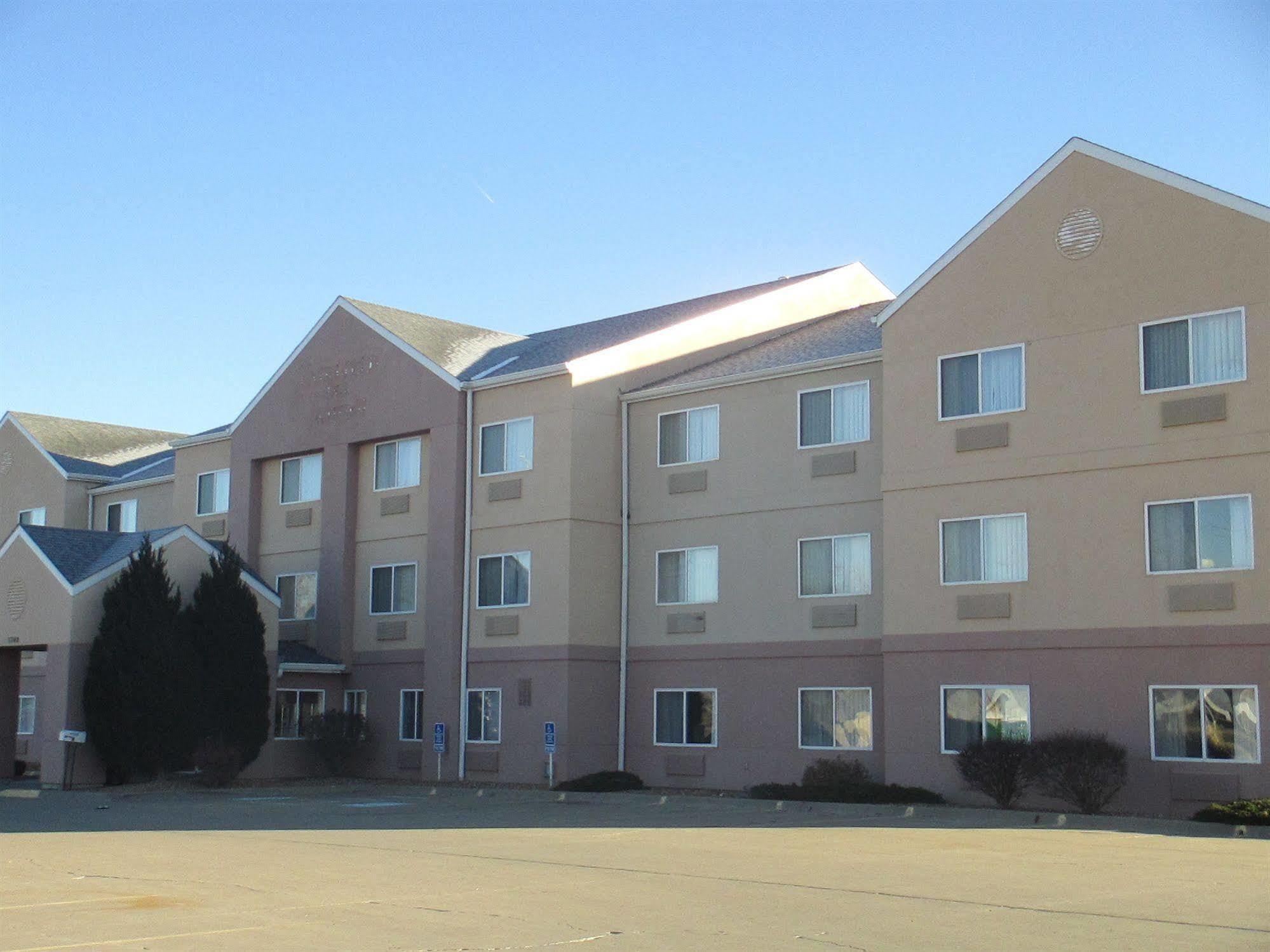Hotel Baymont By Wyndham Salina Extérieur photo