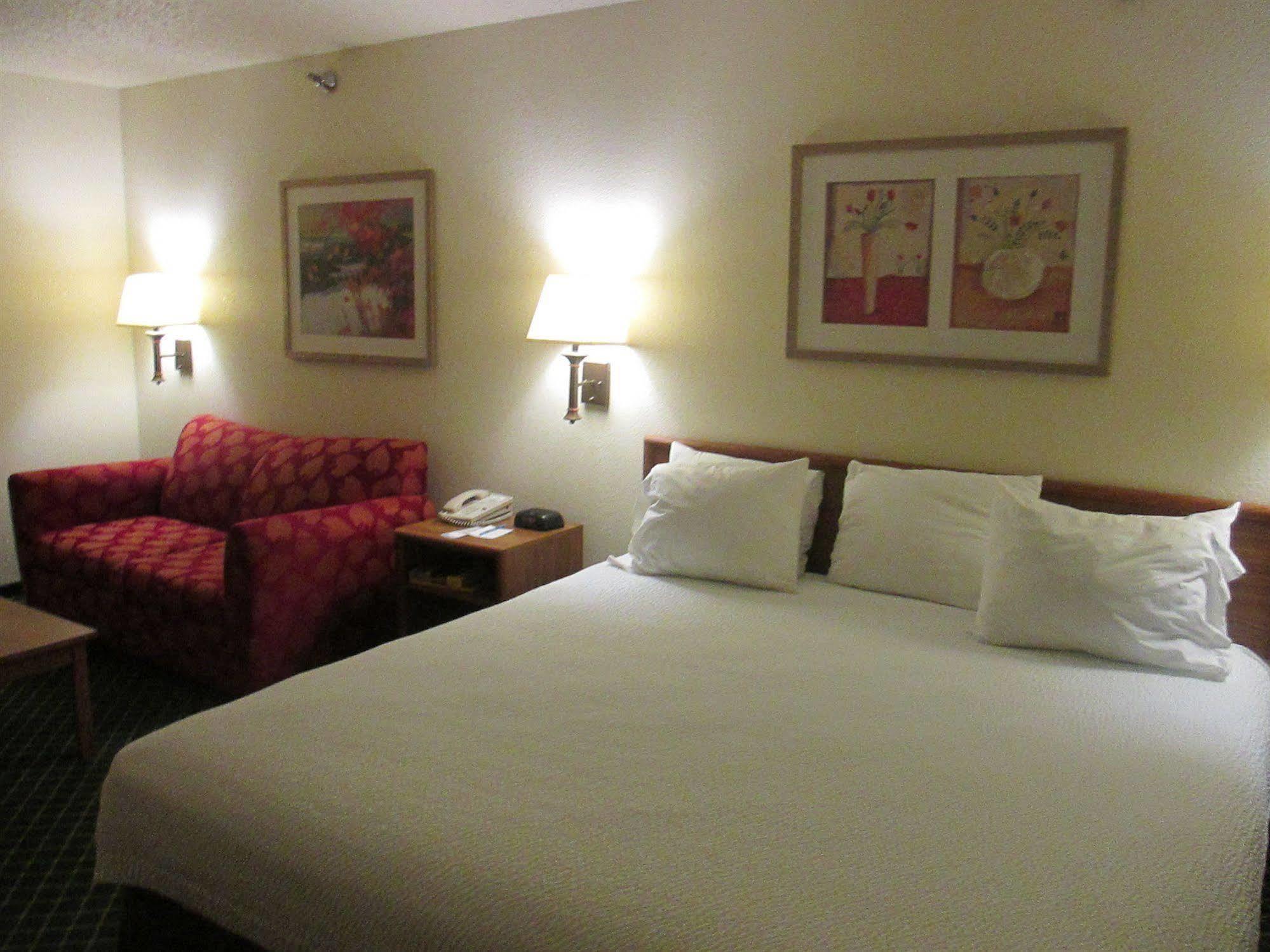 Hotel Baymont By Wyndham Salina Extérieur photo