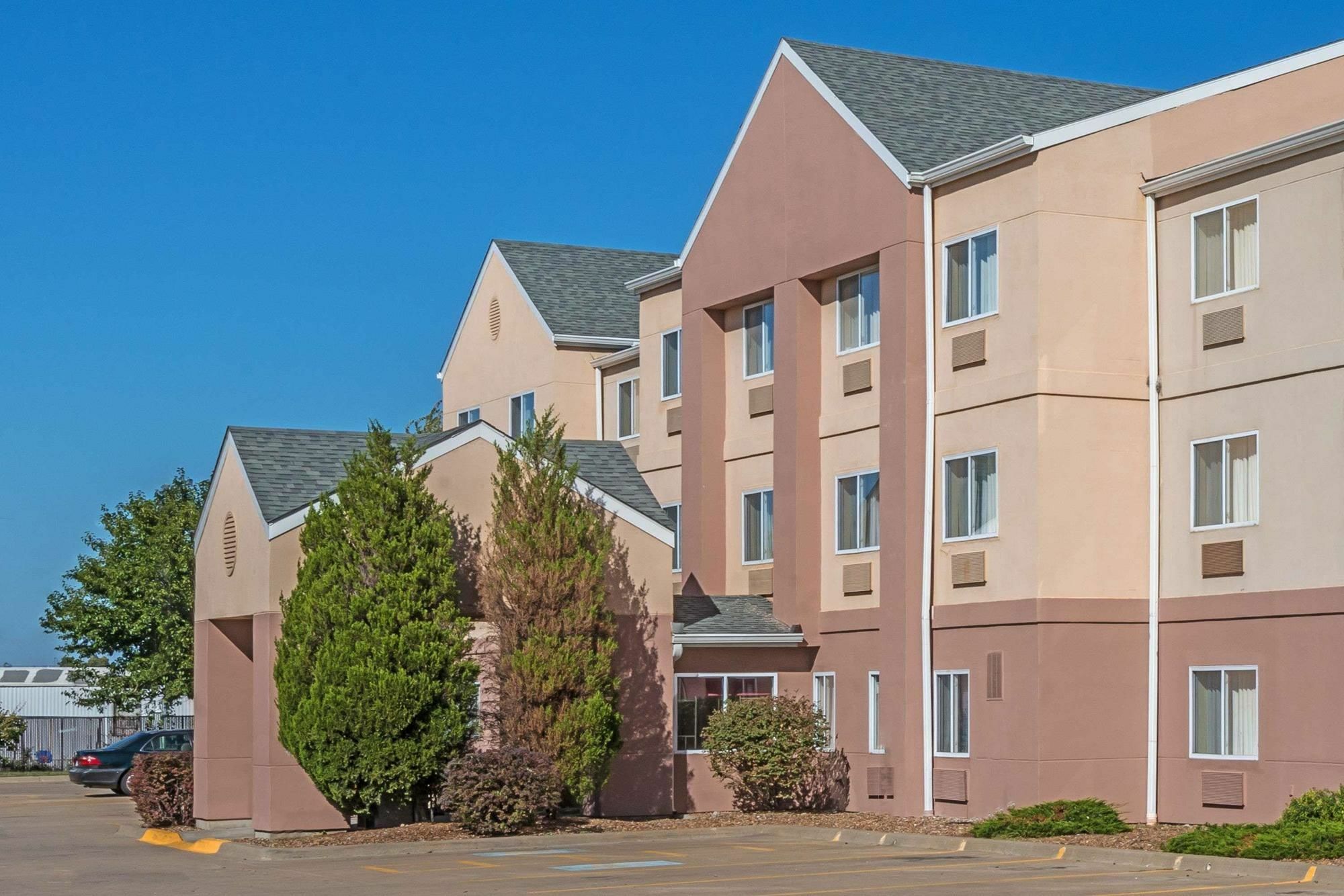Hotel Baymont By Wyndham Salina Extérieur photo